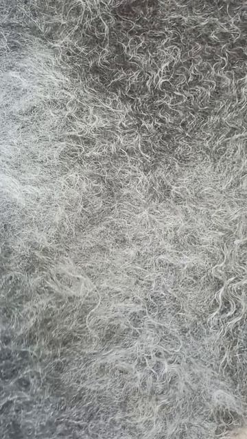 Серый пуховый платок с богатым пухом, струящимся как водичка