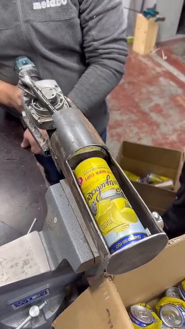 Аппарат для прессовки банок.