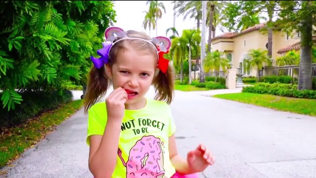 Катя и Макс следят за порядком на улице