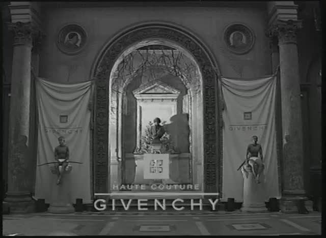 Показ женской коллекции Givenchy весна-лето 1997