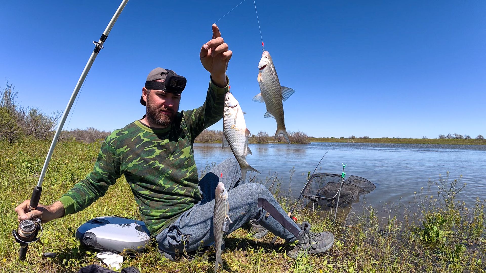 РЫБАЛКА ПО КАЙФУ НА ПРОСТУЮ ДОНКУ. А НА ПОЛЯХ ВОДА КИПИТ. НЕРЕСТ РЫБЫ В ПОЛНОМ РАЗГАРЕ. Астрахань.