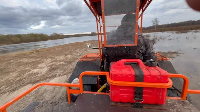 Вездеход плаваем в болотах большой разлив река вышла из берегов а мы едем