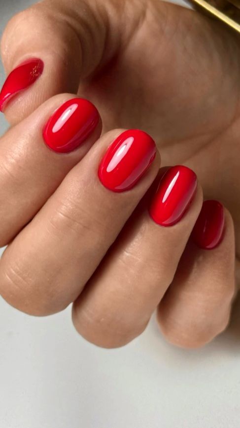 МК Красный однотонный маникюр для овальной формы ногтей. Коррекция проблемных и хрупких ногтей.