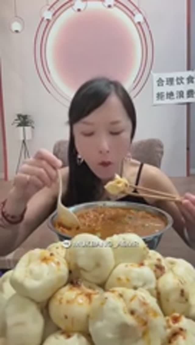 Китаянка ест бяозы. Мукбанг. Китайцы едят на камеру. Мокбанг. 🤤 залипательно