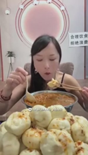 Китаянка ест бяозы. Мукбанг. Китайцы едят на камеру. Мокбанг. 🤤 залипательно