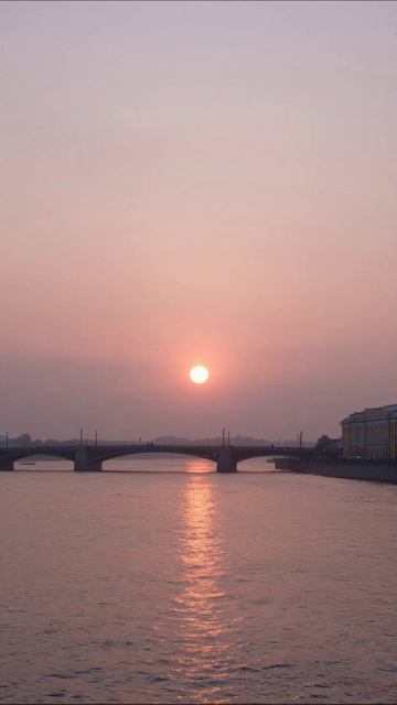 Закат над рекой: волшебство природы #закат #река #природа #красота