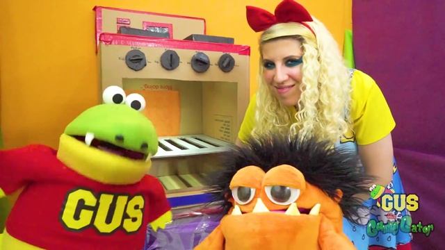 OUR CUPCAKES WERE STOLEN AT COOKING SCHOOL! Baking Challenge With Gus Vs Moe!