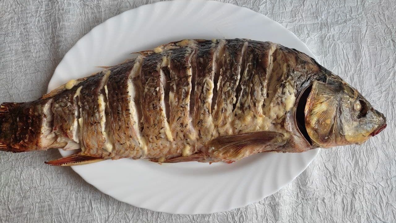 Пряный карп в кефирном маринаде