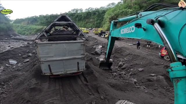 Строительство, экскаватор копает песок