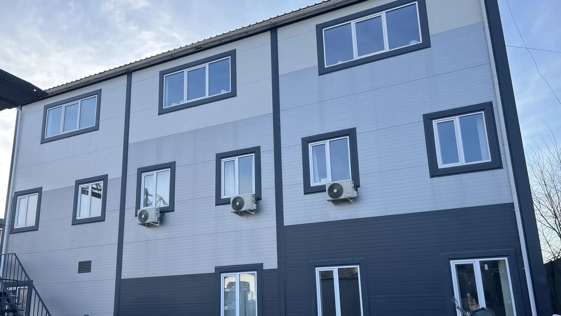 Нежилое 3-х этажное Здание 621,5 м2 (по факту 648 м2) с ЗУ 437 м2 в Красноярске