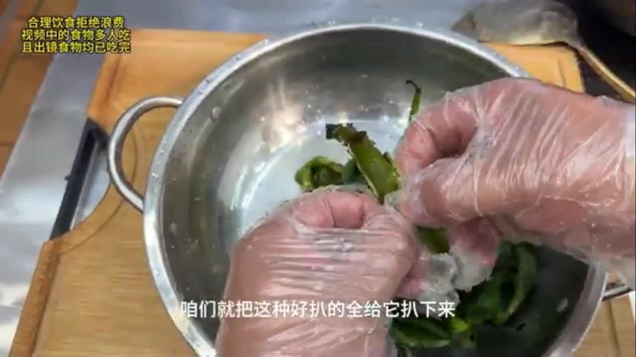 🔥【Лапша с тушеной свиной рулькой】Лапша с баклажанами и нежной, крупной свиной рулькой.