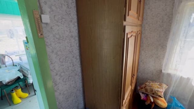 Открытие дачного сезона. Наводим порядок в доме. Чистим малину, жимолость.