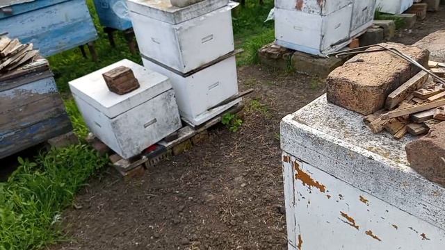 Приспособа от сильного ветра для ульев ППУ.