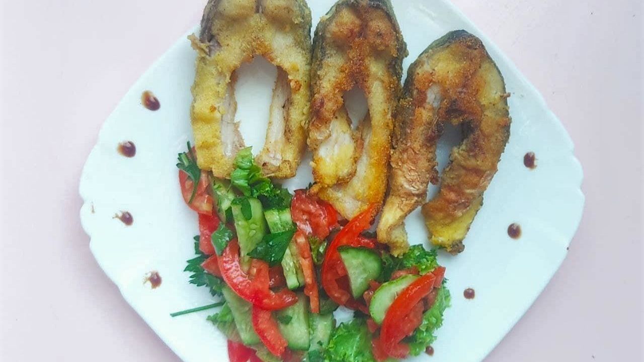 Лакомый жареный карп с хрустящей корочкой