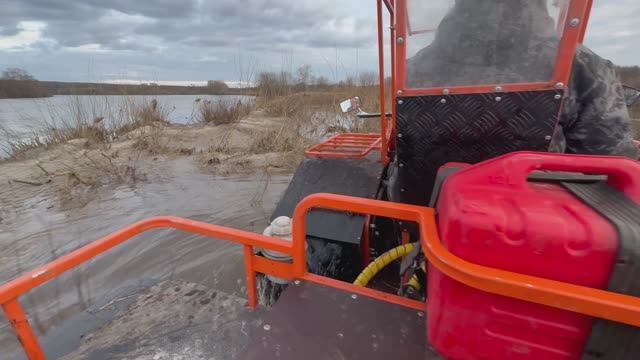 Вездеход плаваем в болотах большой разлив река вышла из берегов а мы едем