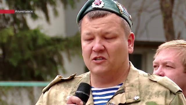 В Альметьевске торжественно открыли мемориальную доску участнику СВО Антону Камчатному