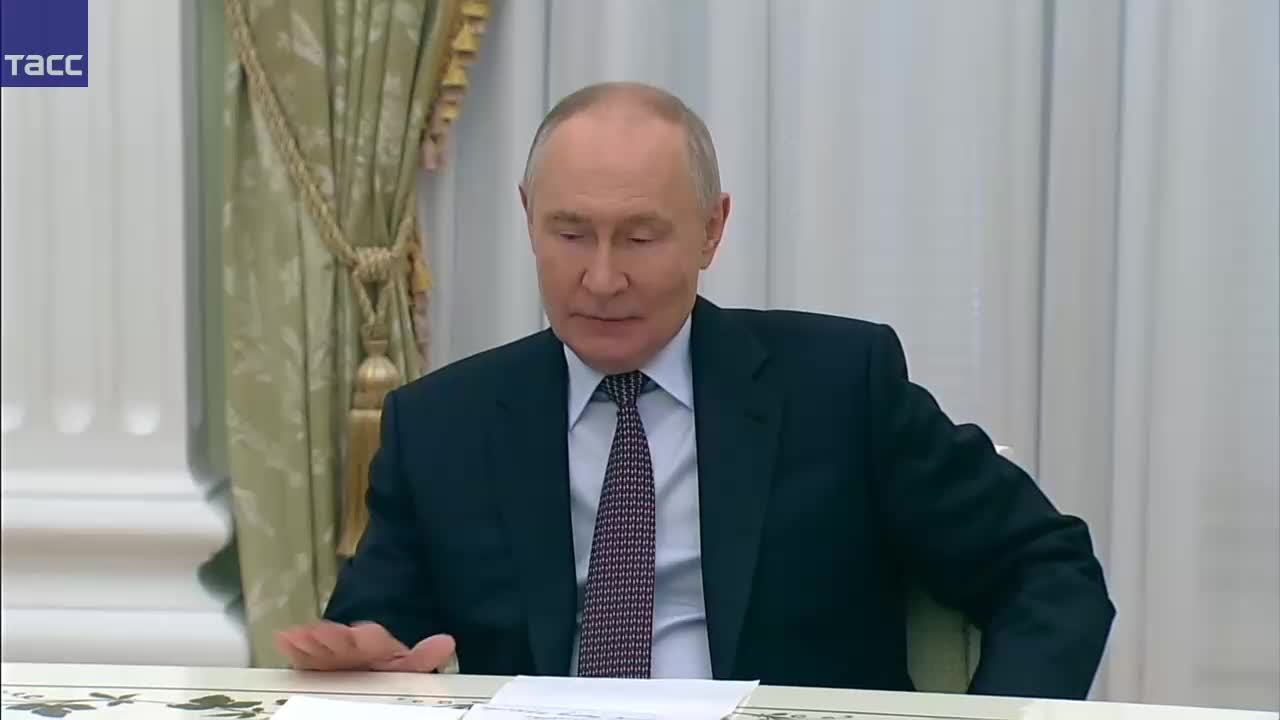 Путин проводит встречу с представителями Дагестана