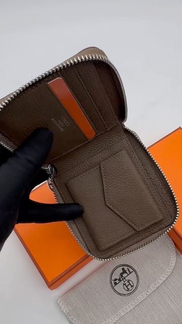 Эксклюзивный кошелёк Hermès.