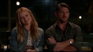 Друзья смотрят и озвучивают свадьбу.)))