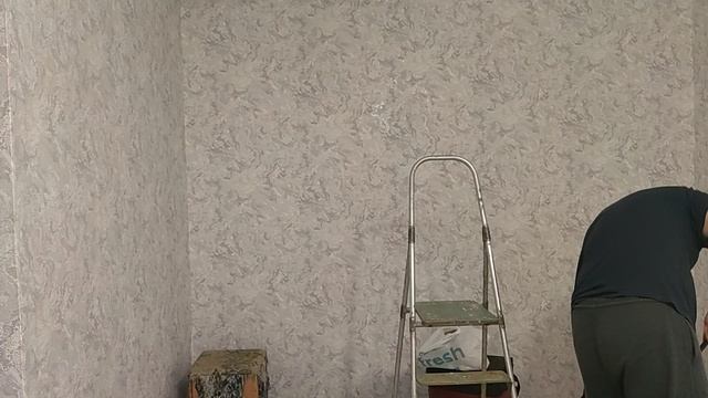 Ураааа! Клеим обои.