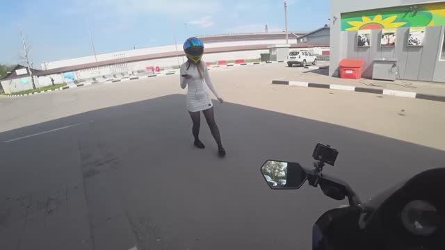 В ПЛАТЬЕ НА МОТОЦИКЛЕ - Красавица на  мото свидании