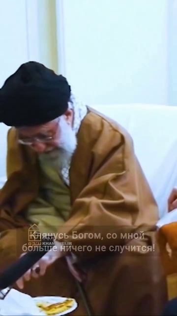 Лидер Хаменеи посещал семью шахидов