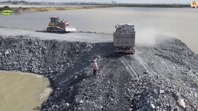 Строительство, засыпка дороги на озере