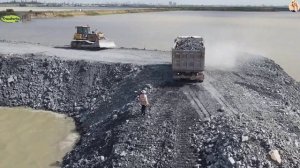 Строительство, засыпка дороги на озере