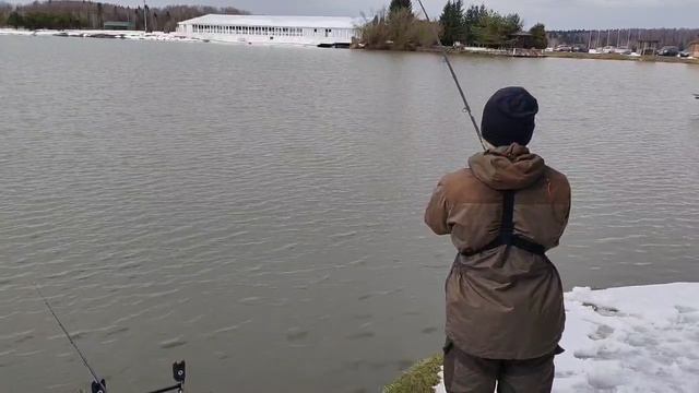поимка карпа на большом водоёме