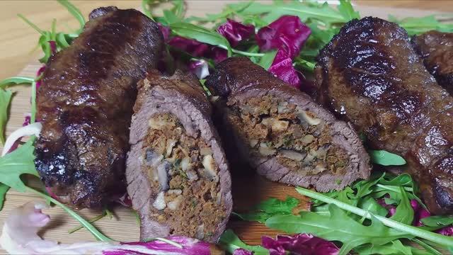 Бифштекс Сумчатый с яйцом и грибами - сочная вырезка в сливочном масле 🥩🍳 смотреть онлайн