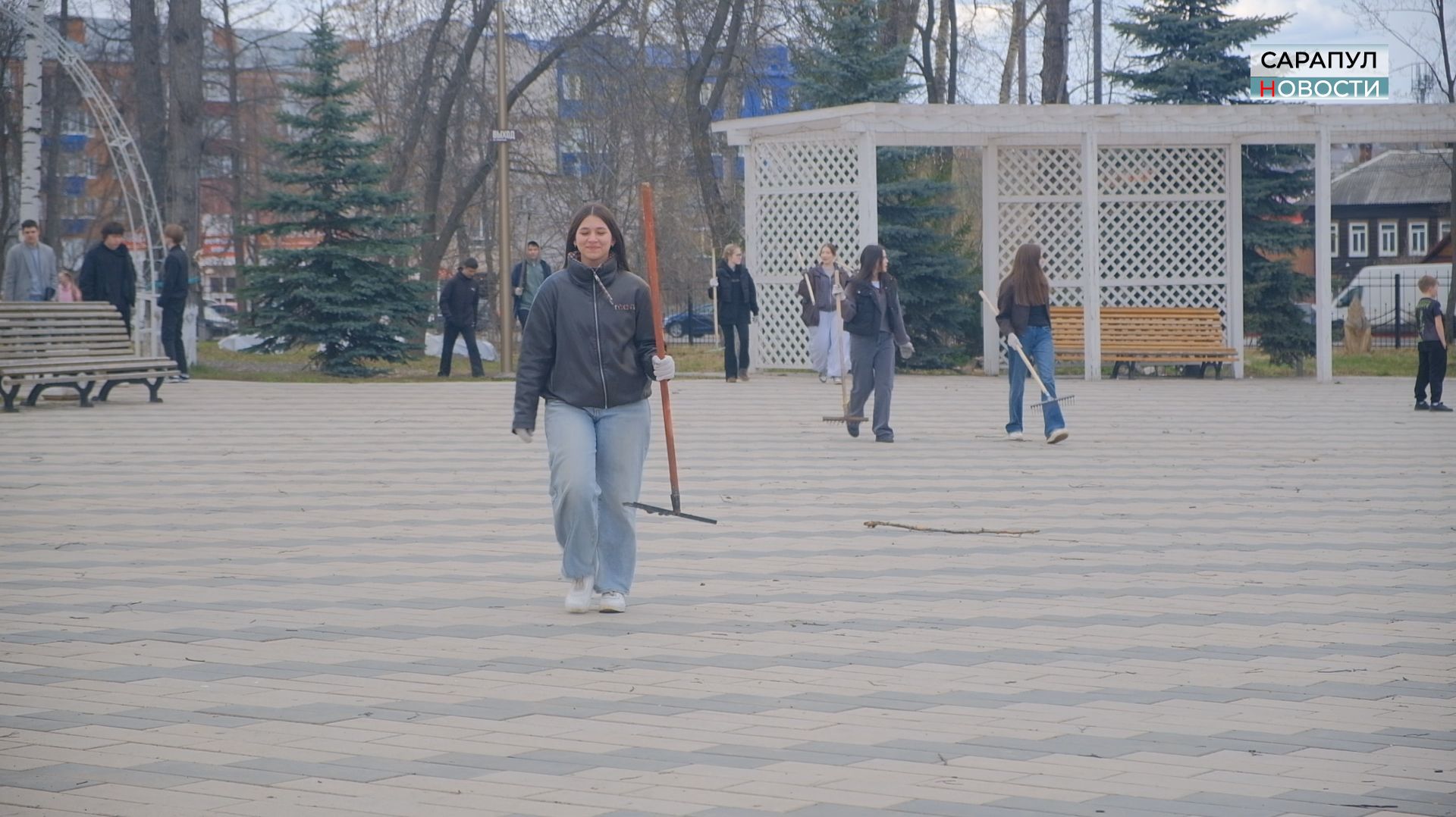 В Горсаду имени А.С. Пушкина состоялся весенний субботник