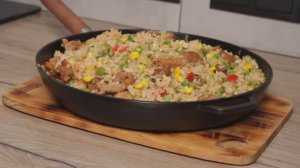Универсальное блюдо гавайская смесь с мясом рис с овощами просто быстро изыскано в одной сковороде