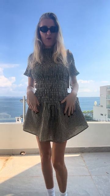 Женщина засветила трусы под платьем