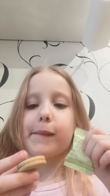 Пробую вкусняшку!