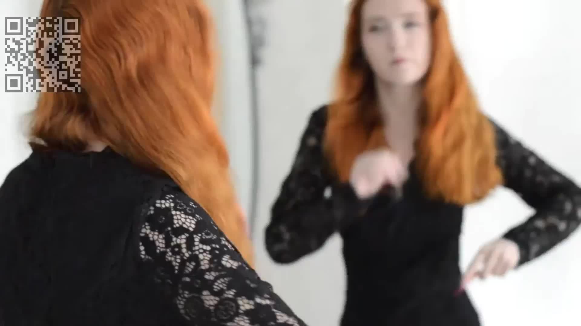 Девушка у зеркала