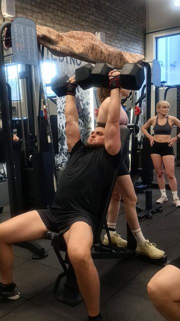 Жим двух гантелей