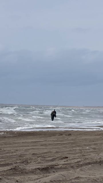 Суровые Сахалинские рыбаки. По пояс в воде в сильнейший ветер!