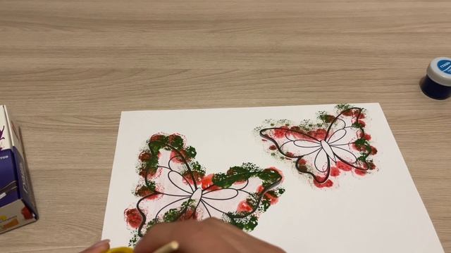 Рисуем бабочек с помощью спонжиков