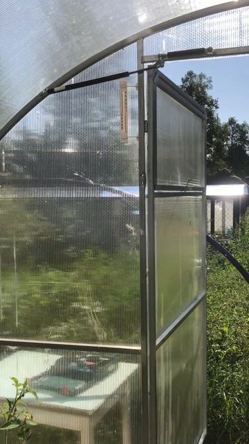 Термопривод ДВ-МЕТАЛЛ для автоматического проветривания теплицы.