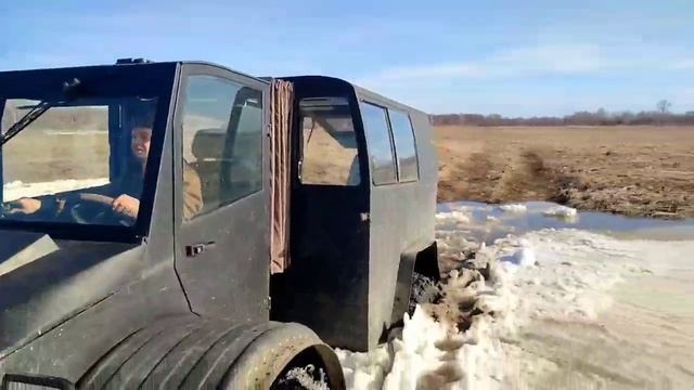 Вездеход провалился в ручей