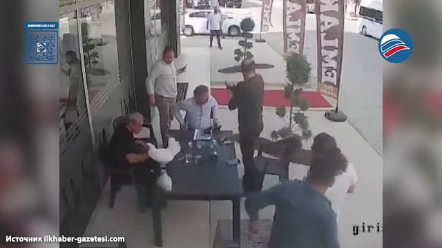 Неожиданная атака: курица напала на посетителей ресторана в Турции