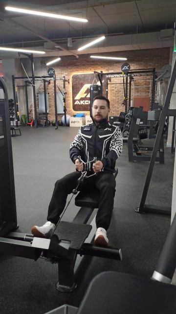 Тяга с нижнего блока узким хватом