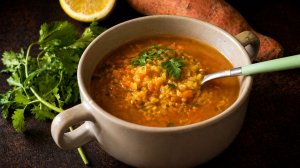 Пряный суп из красной чечевицы с бататом | Сытный рецепт без мяса