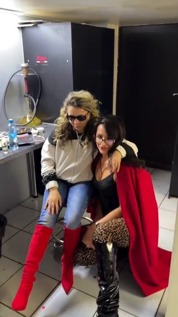 Иришка в гримёрке зря времени не теряет! Всё Чики Пики ✌️