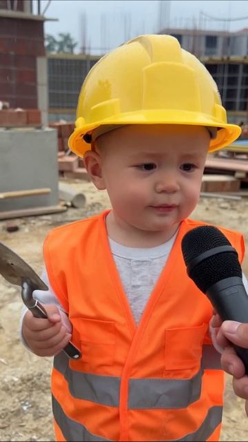 Маленький строитель с микрофоном! #дети #строительство #веселье