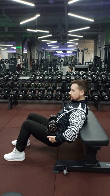 Ягодичный мост со скамьи с отягощением