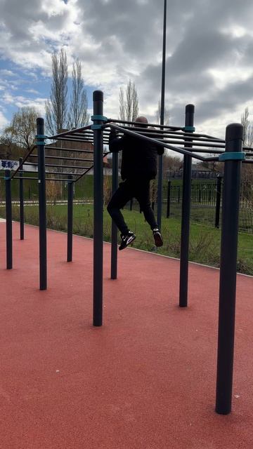 С братаном потренили на турниках