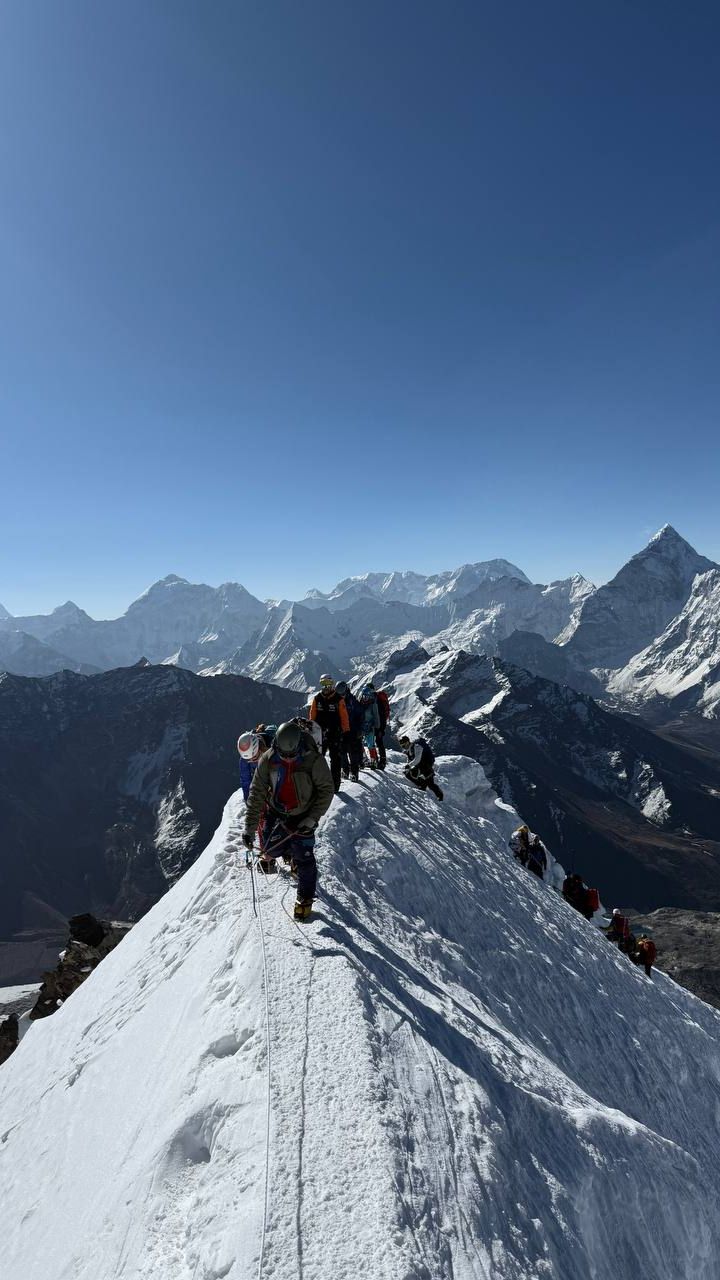 Команда Эверест-26 не теряла время и пошла на Лобуче (6119 м) для акклиматизации перед Эверестом.