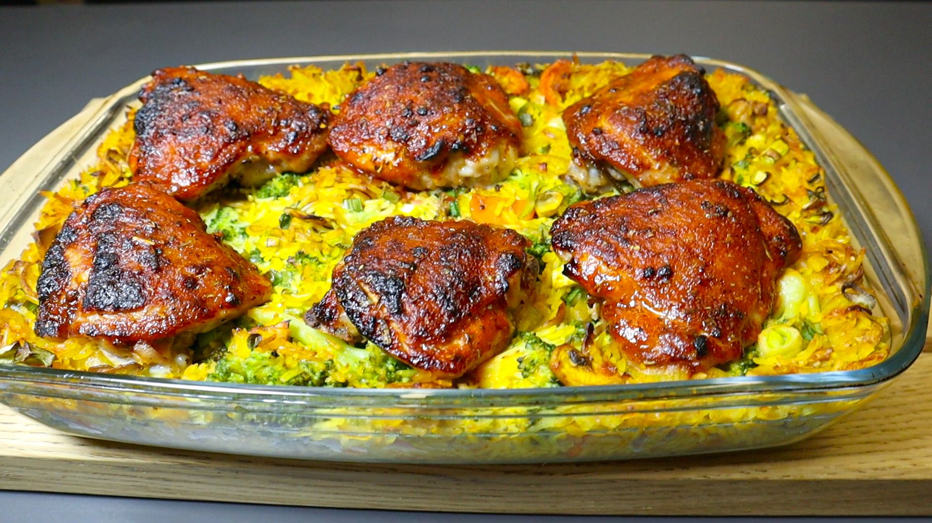 Идеальный ужин: Куриное бёдрышко с рисом, брокколи и салатом! Сытно и вкусно.