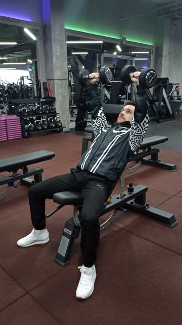 Жим гантелей на наклонной скамье